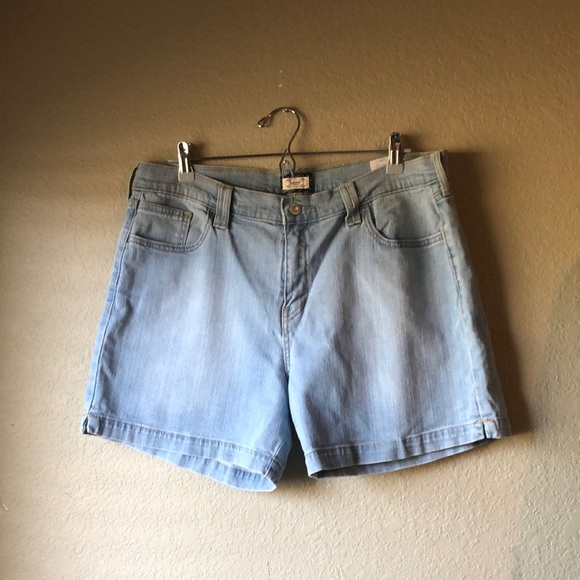 Levi's Pants - Women’s Shorts Levi’s 515 Short Light Wash Denim Blue Jean Shorts Women’s 14